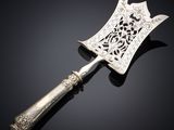 un couteau ancien en argent, orné d'un motif élaboré sur fond noir
