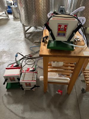 une petite table sur laquelle se trouve une machine, dans une pièce