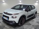 la citrole blanche est garee sur un carrelage en damier