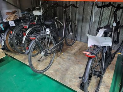 de nombreux vélos garés dans un garage