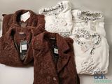 trois vêtements sont disposés sur une surface blanche