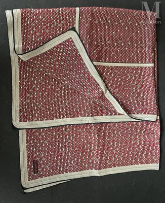 une photo d'une nappe rouge et blanche posée sur une table noire