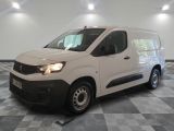 la camionnette blanche est garée sur le sol en damier d'une pièce