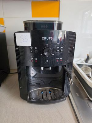 une cafetière noire posée sur le plan de travail d'une cuisine