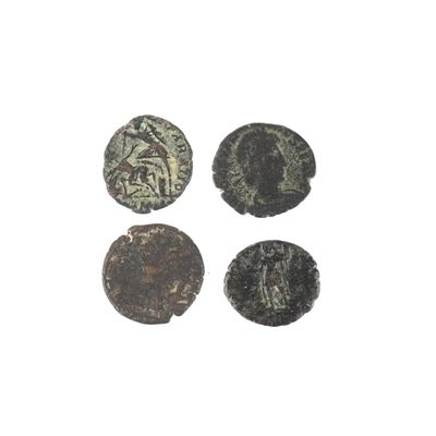 Quatre pièces de monnaie romaines antiques sont représentées sur un fond blanc.