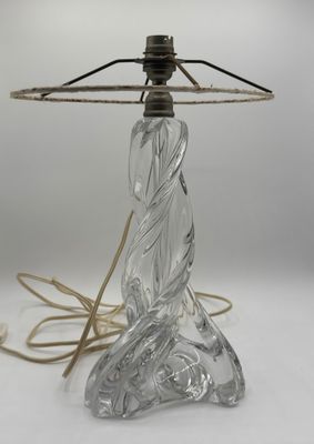 une image représentant une lampe en verre surmontée d'une corde
