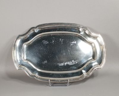 une assiette ancienne en argent, ornée d'un motif décoratif sur le bord