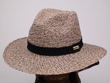 chapeau marron et noir orné d'un ruban noir, posé sur une tête de mannequin