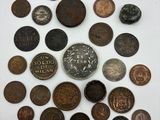une pile de vieilles pièces de monnaie posée sur une surface blanche
