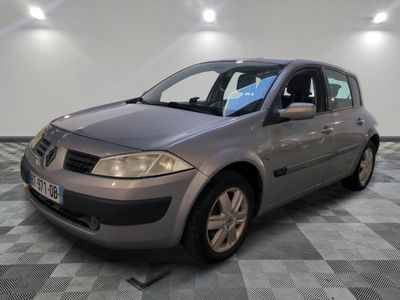 la photo d'une voiture garée dans un garage