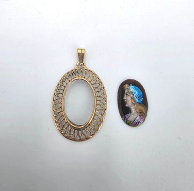deux bijoux sont présentés sur une surface blanche