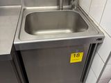 un lavabo en acier inoxydable dans des toilettes publiques