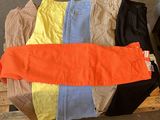 plusieurs paires de pantalons posées sur une palette dans un entrepôt