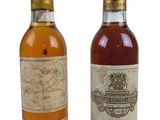 deux bouteilles de vin posées l'une à côté de l'autre sur une surface blanche