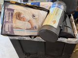 une boîte remplie d'objets posée par terre dans une pièce