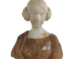 buste en marbre représentant une femme vêtue d'une robe marron à pois orange