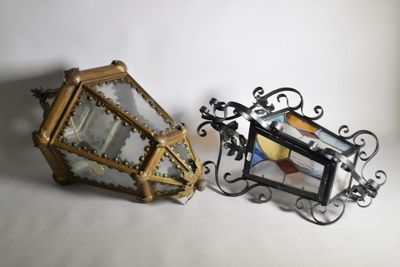deux petites lanternes en verre posées l'une à côté de l'autre sur une table