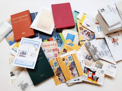 de nombreux types de livres différents sur la table