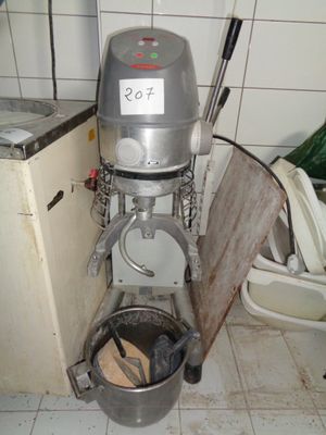 des toilettes sales avec un seau posé au milieu