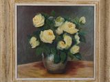 peinture représentant des roses jaunes dans un vase argenté posé sur une table