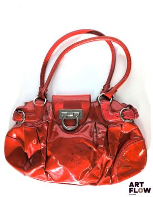 une image représentant un sac à main rouge sur fond blanc