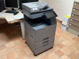 une imprimante posée sur un bureau