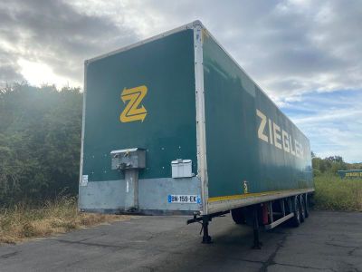 une semi-remorque garée sur le bord de la route