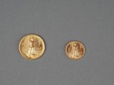 deux pièces d'or sur lesquelles figurent l'effigie d'une femme et d'un homme