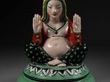 statue d'une femme assise en position du lotus sur un socle vert