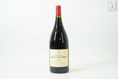 une bouteille de vin posée sur une table