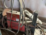 un tas de câbles et d'outils par terre dans un garage