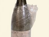 une bouteille de vin emballée dans un film plastique