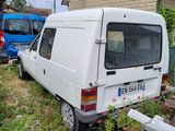 une camionnette blanche garée devant une maison