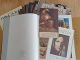 un livre ouvert posé sur une table en bois couverte de magazines