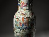 a vase that is sitting on a table in the dark