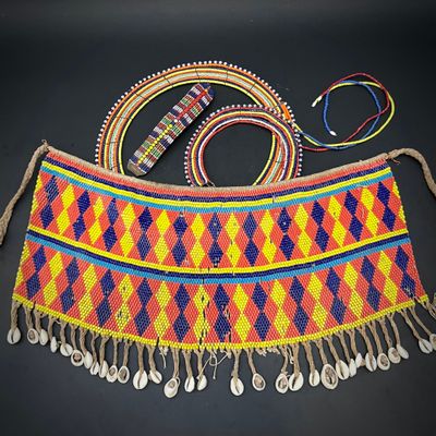 Kenya, Massai, XXe siècle Deux colliers plastrons, un bracel…
