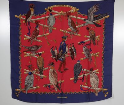 HERMES Carré en soie "Oiseaux du Roy".
