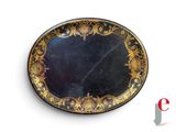 une plaque noire et dorée sur fond blanc