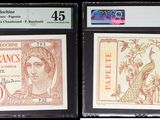 Trois types de monnaies différents sont exposés dans une vitrine