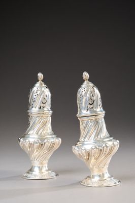 paire de salières et poivrières en argent sur socles