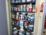 de nombreux pots de peinture et des pots de peinture sur les étagères