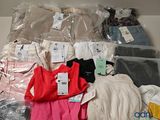 une pile de vêtements posée sur une table