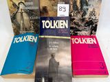 quatre livres sont empilés sur une table