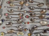 many spoons and spoon spoons laid out on a table