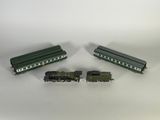 trois petits trains posés sur une surface blanche