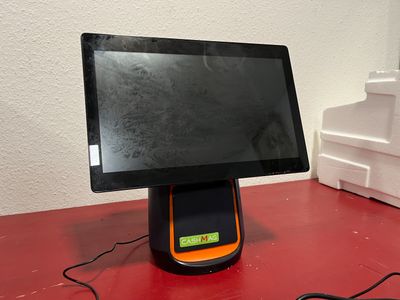 une tablette posée sur une table rouge