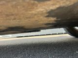 un gros plan sur le pot d'échappement d'une voiture