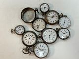 tout un tas d'horloges posées sur une table