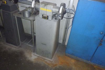 une machine qui se trouve dans le coin d'une pièce