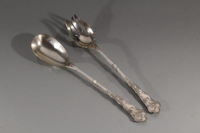 deux cuillères posées sur une table